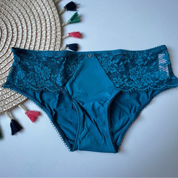 Victoria's Secret Love Cloud Lace Hiphugger Panty Blue Sapphire XS NEW - Picture 1 of 7